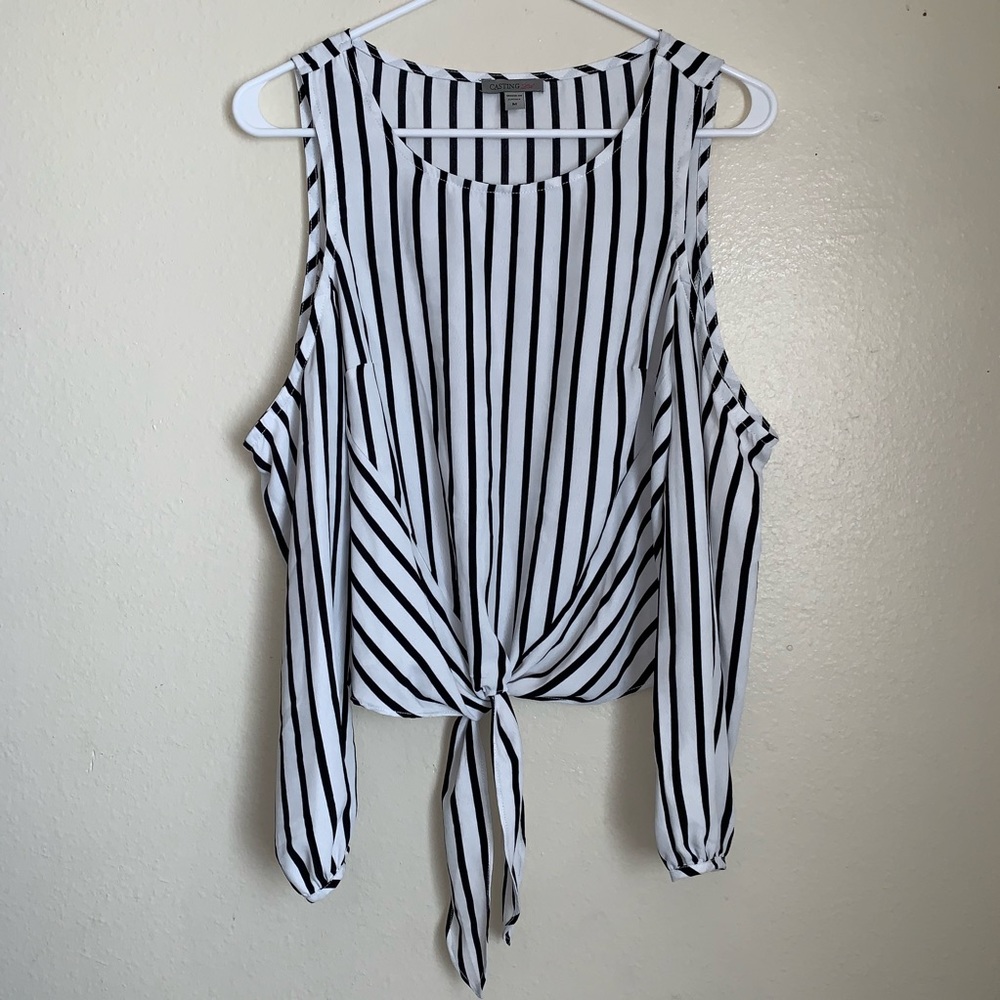 Stripped off the shoulder, tie front top